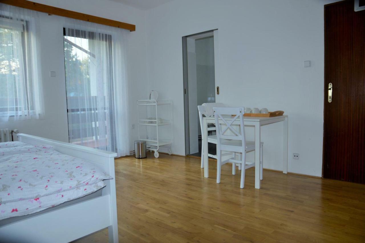 Ubytovani V Klanovicich - Forest Garden Ferienhaus Prag